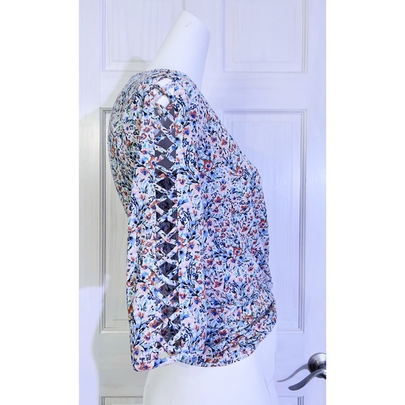 GUC | A. Byer | V Neck Lattice Cutout 3/4 Sleeve Floral Blouse w/Ruching | Small - Picture 7 of 15